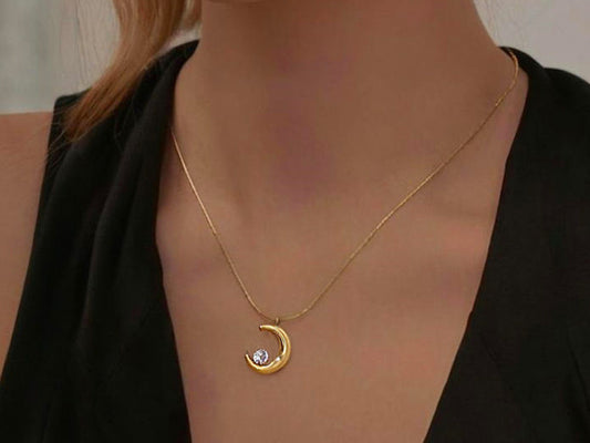 Solin Moon Necklace