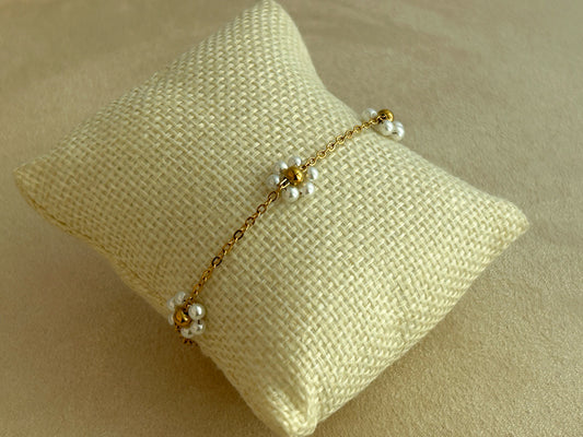 White Daisy Bracelet