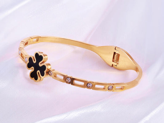 Luna Clover Bangle